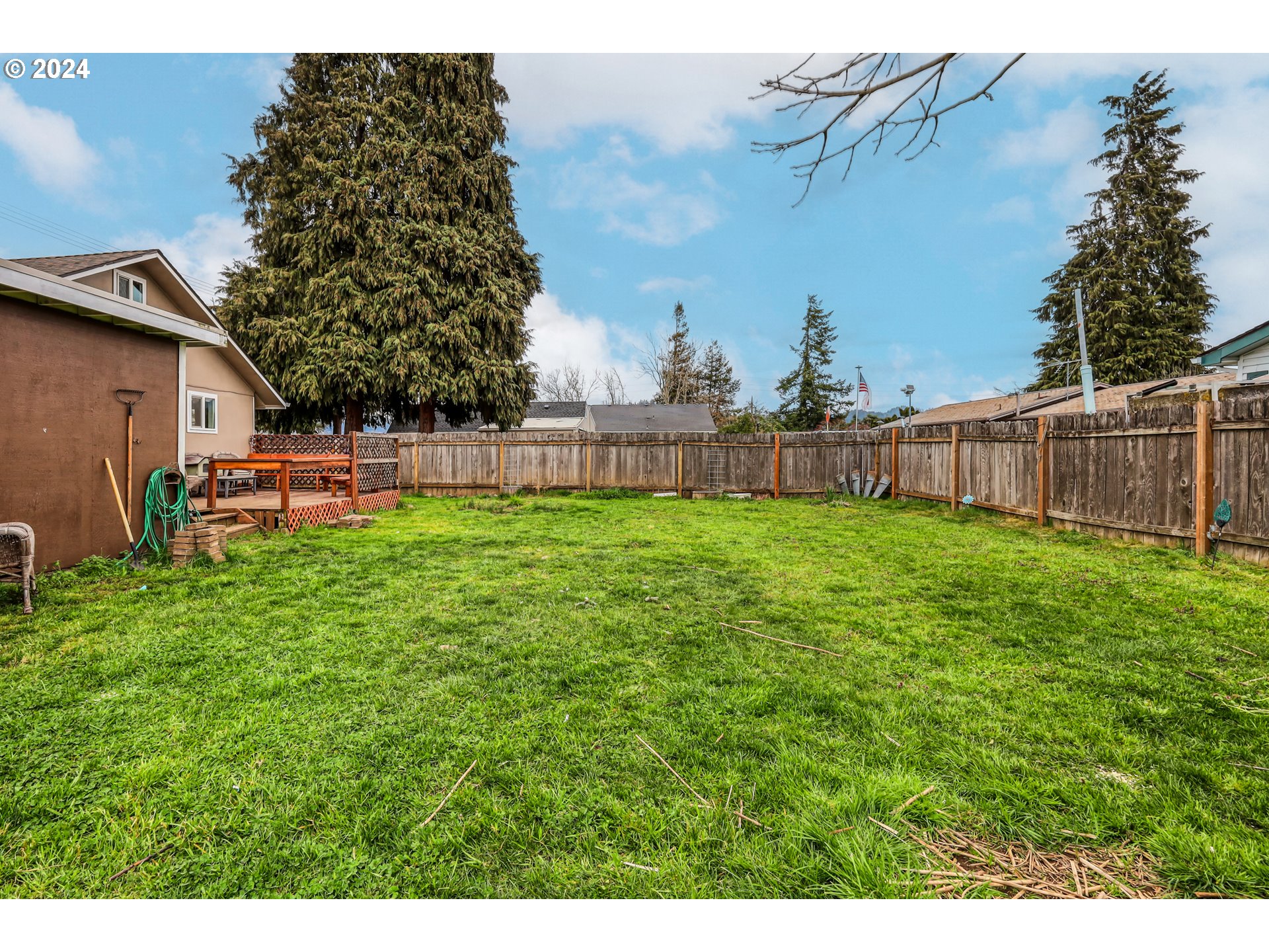 615 48th Street Springfield, OR 97478 - Photo 16 of 16 a view of a backyard with a garden
