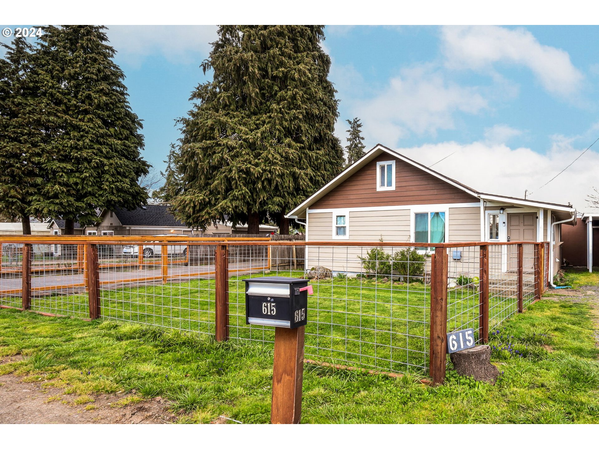 615 48th Street Springfield, OR 97478 - Photo 2 of 16 a front view of a house with a yard
