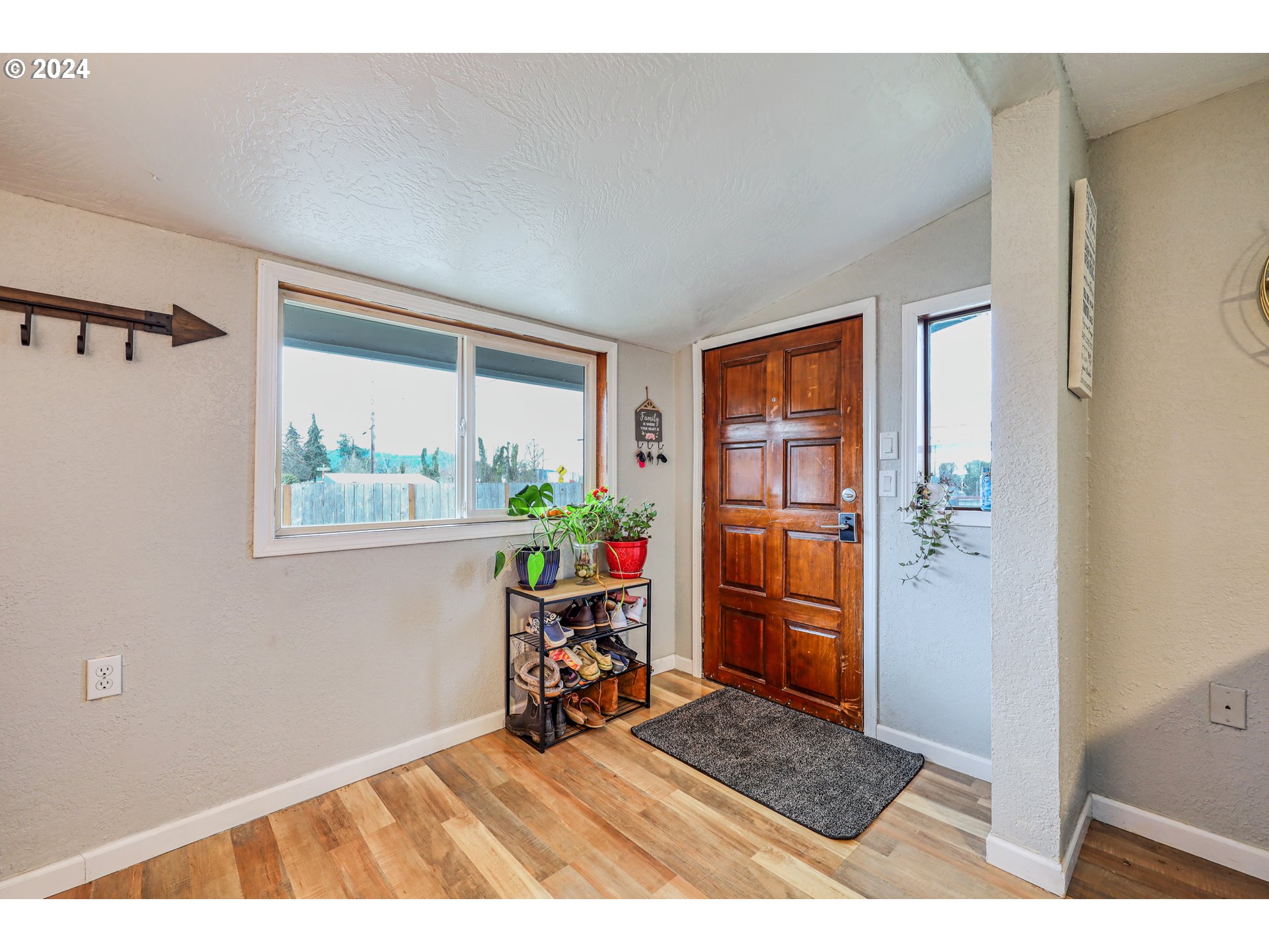 615 48th Street Springfield, OR 97478 - Photo 4 of 16 a chair and table in a room