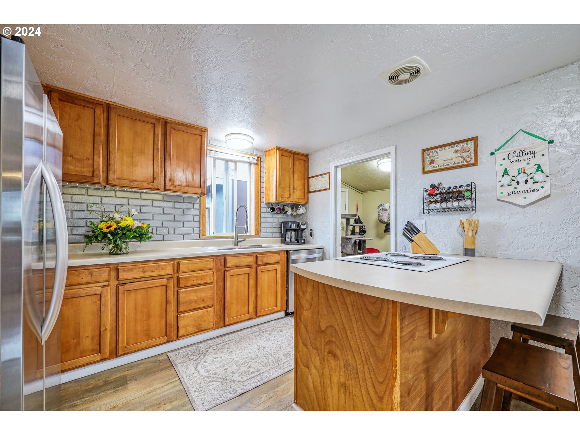 615 48th Street Springfield, OR 97478 - Photo 9 of 16 a large kitchen with kitchen island a stove a sink dishwasher and cabinets with wooden floor