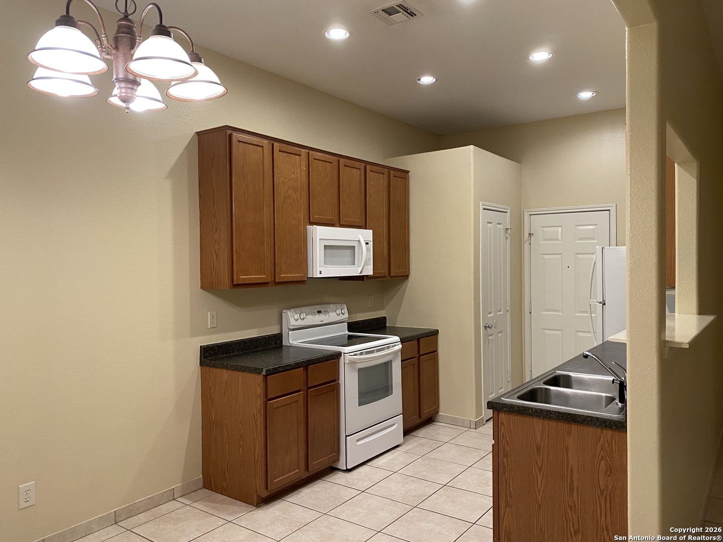 707 Dallas Street Pleasanton, TX 78064 - Photo 5 of 8