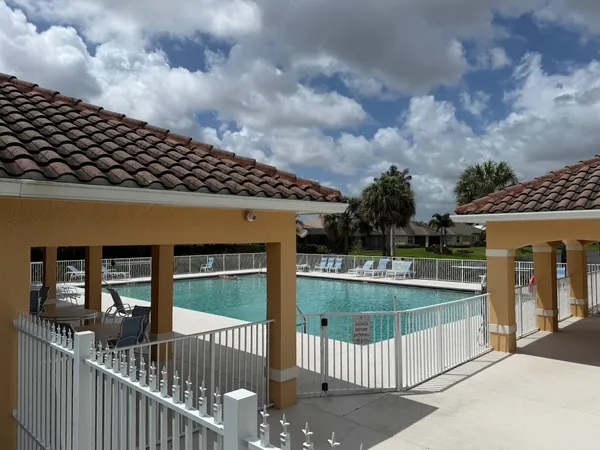 $3,300 | 515 South Valencia Circle Southwest, Vero Beach, FL 32968