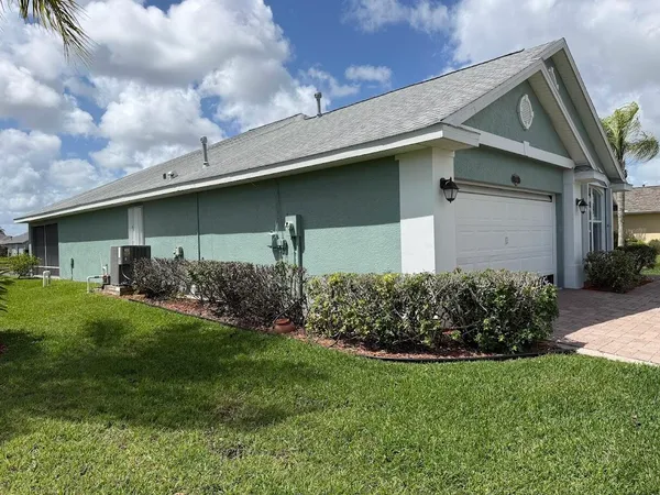 $3,300 | 515 South Valencia Circle Southwest, Vero Beach, FL 32968