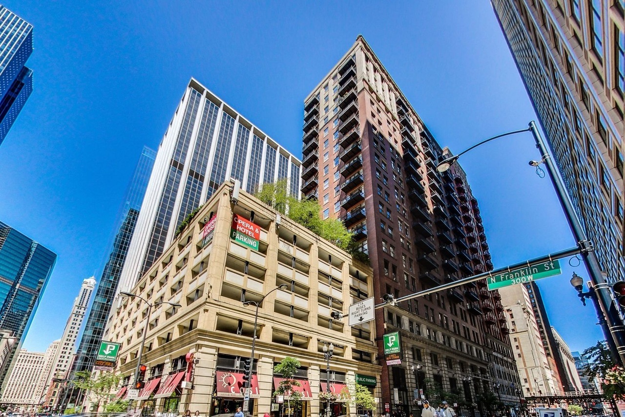 212 West Washington Street, Unit 1106 Chicago, IL 60606 - Photo 2 of 25 front view of a building