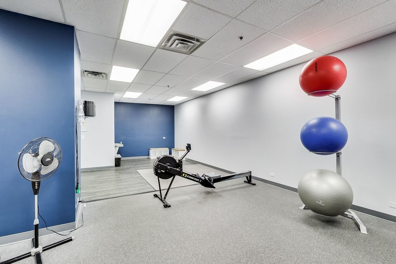 212 West Washington Street, Unit 1106 Chicago, IL 60606 - Photo 6 of 25 a view of a room with gym equipment