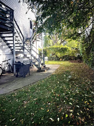 a view of yard with tree