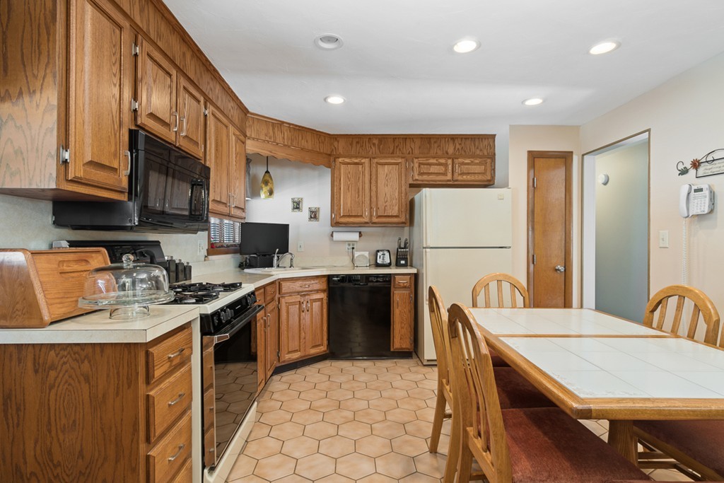 28 Whitney Road Peabody, MA 01960 - Photo 8 of 30 Gallery Image 8