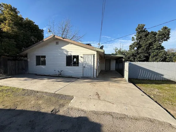 a view of a house with a backyard