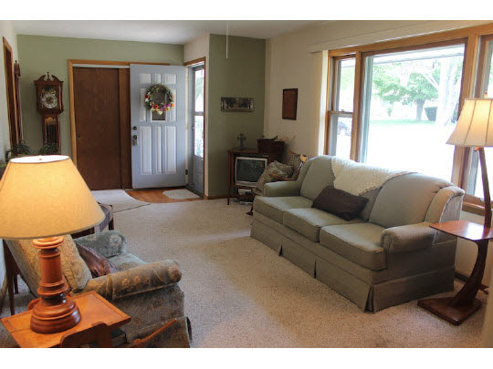 4807 Mohawk Road Rockford, IL 61107 - Photo 3 of 11 a living room with furniture and a window