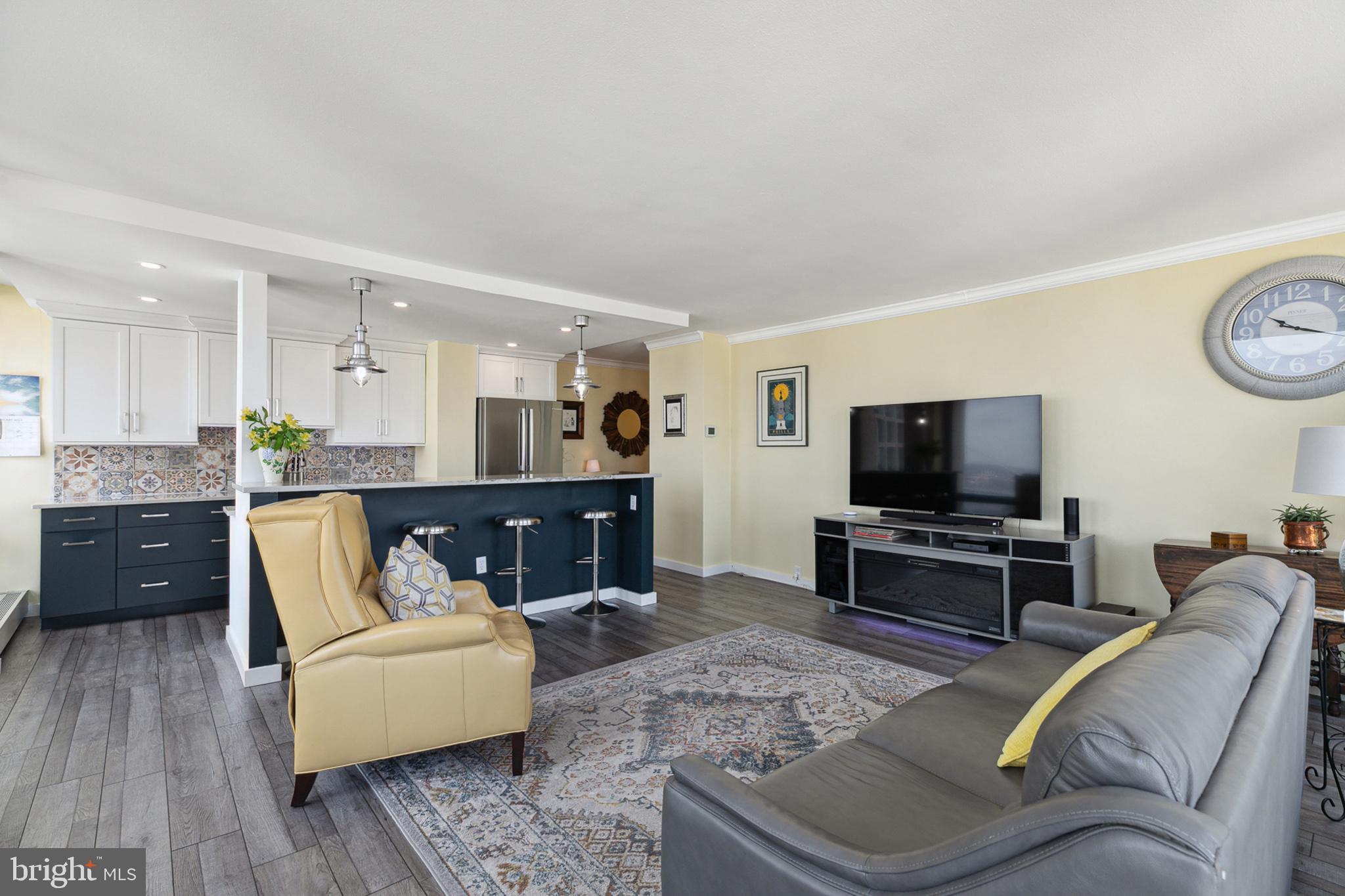 210 Locust Street, Unit 27G Philadelphia, PA 19106 - Photo 3 of 15