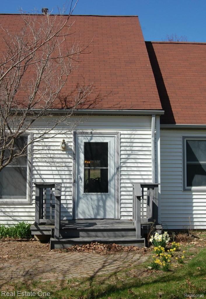 13837 Hibner Road Hartland, MI 48353 - Photo 2 of 15 Front Porch.jpg