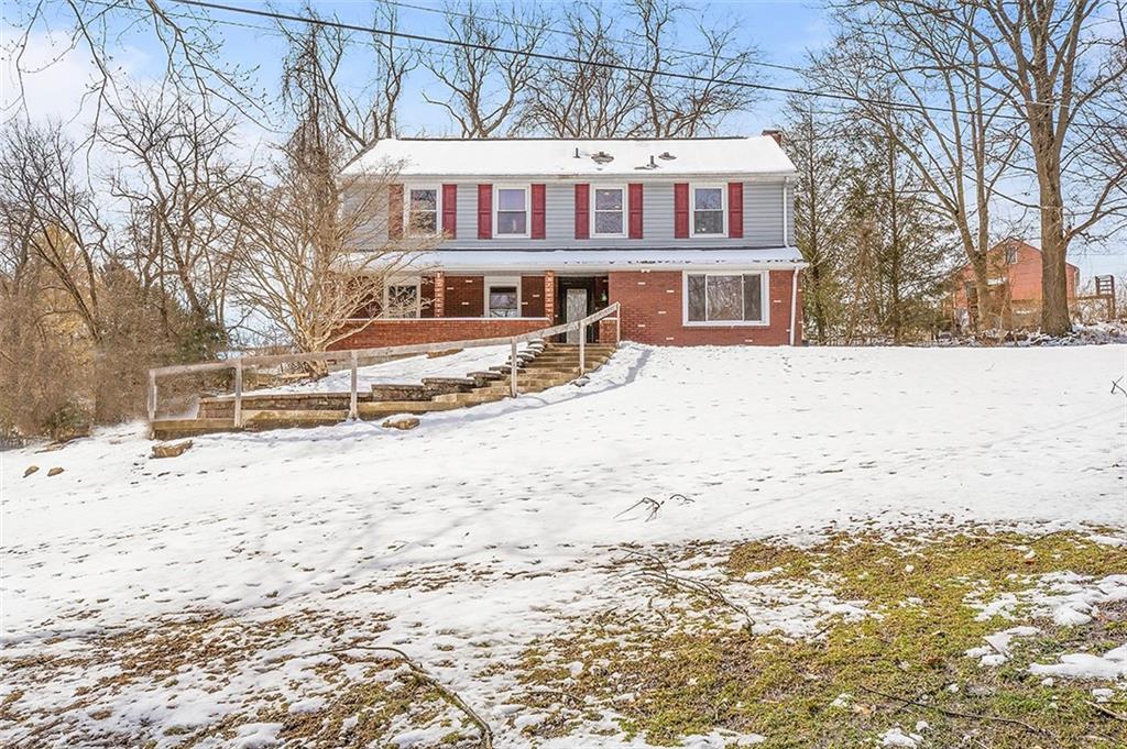 a view of a yard with a house