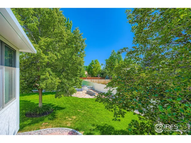 a view of a back yard