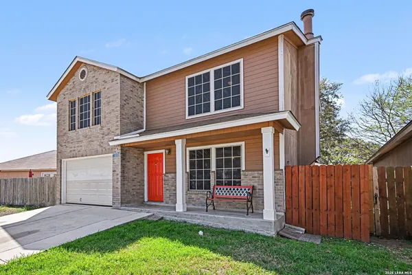 a view of front of a house with a yard