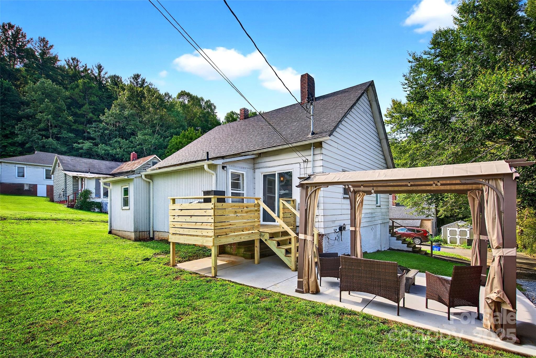 87 2nd Street Marion, NC 28752 - Photo 5 of 31 a front view of a house with garden