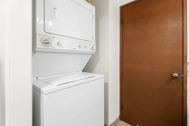 a close up view of a washer and dryer