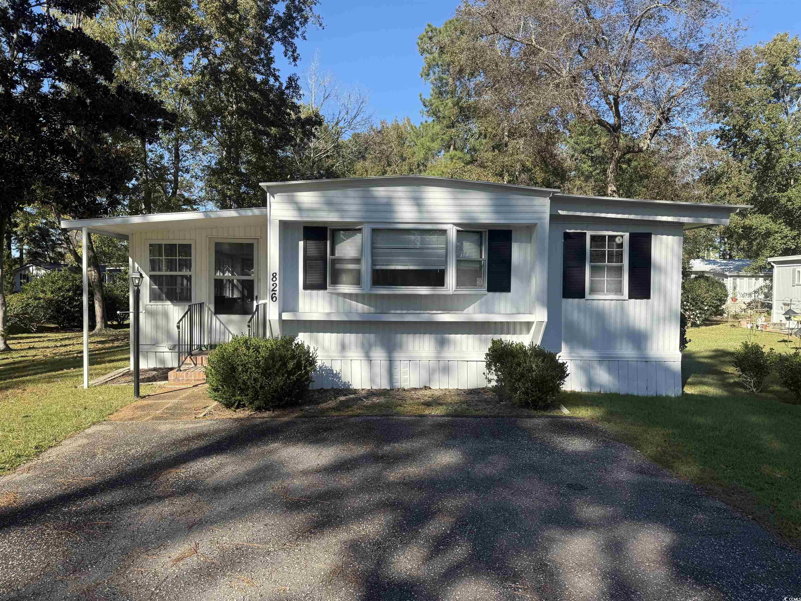 Manufactured / mobile home with a front lawn and covered porch