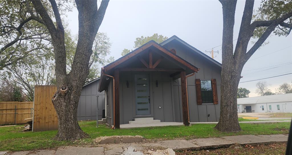 900 Chestnut Street Commerce, TX 75428 - Photo 16 of 19 a front view of a house with garden