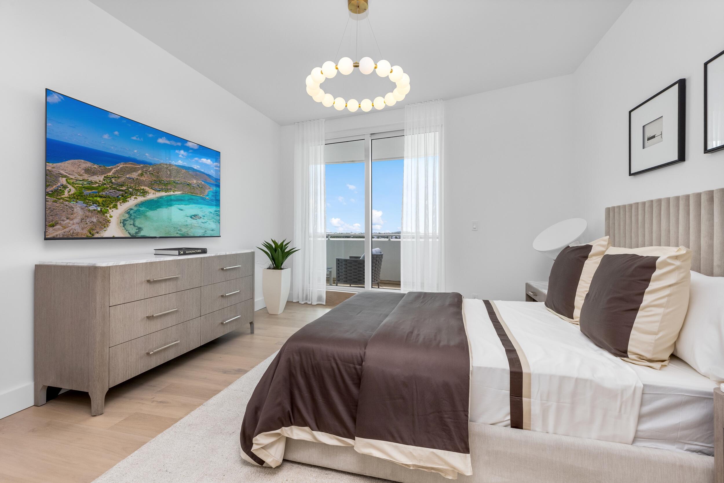 2494 South Ocean Boulevard, Unit C5 Boca Raton, FL 33432 - Photo 43 of 52 a bedroom with a large bed and a window