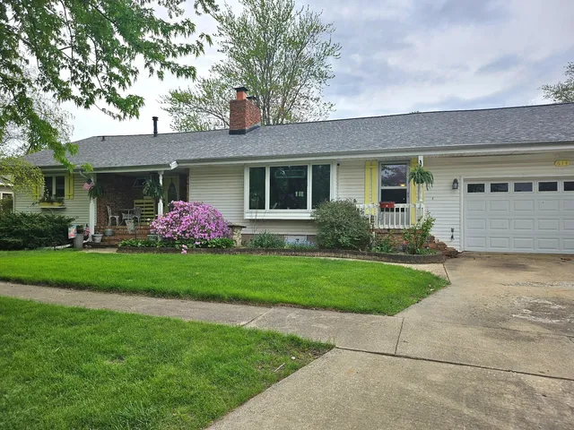 a front view of house with yard