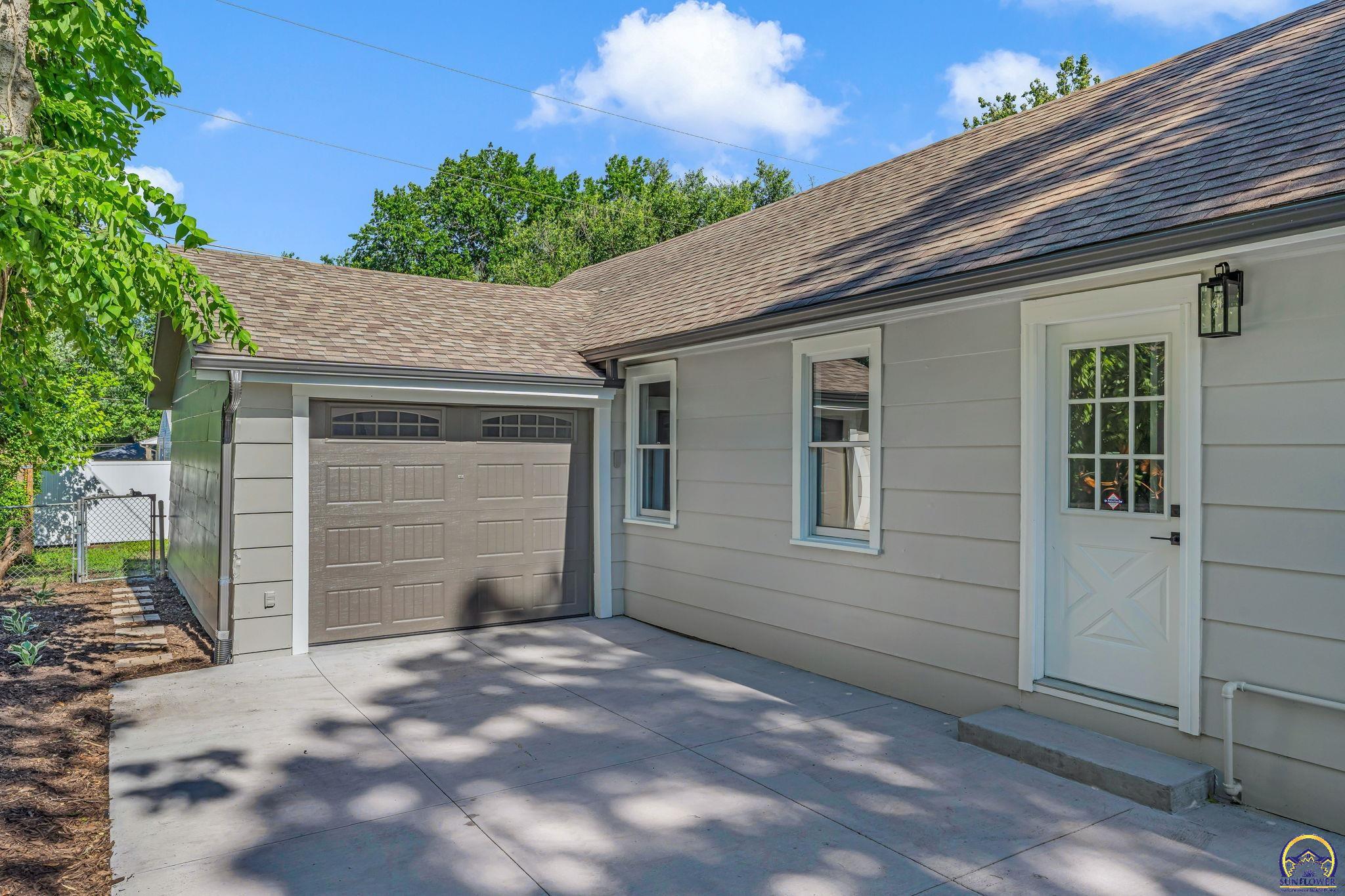 1900 Southwest Fairlawn Road Topeka, KS 66604 - Photo 3 of 34