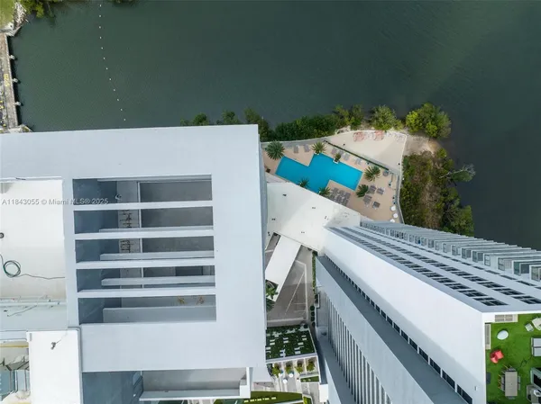 $9,900 | 16385 Biscayne Boulevard, Unit 4, North Miami Beach, FL 33160