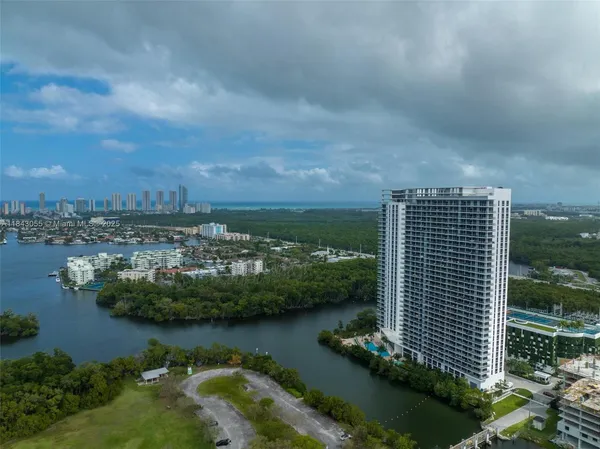$9,900 | 16385 Biscayne Boulevard, Unit 4, North Miami Beach, FL 33160