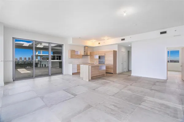 $9,900 | 16385 Biscayne Boulevard, Unit 4, North Miami Beach, FL 33160