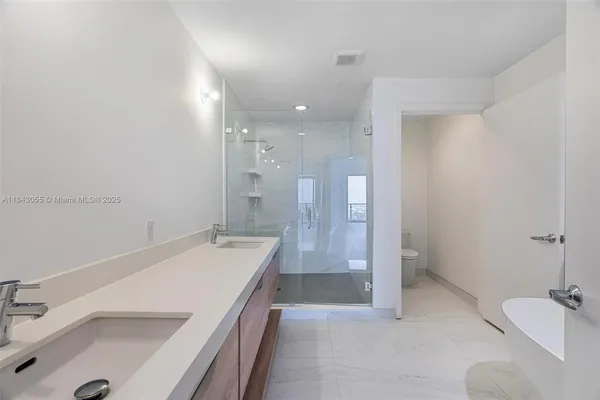 $9,900 | 16385 Biscayne Boulevard, Unit 4, North Miami Beach, FL 33160
