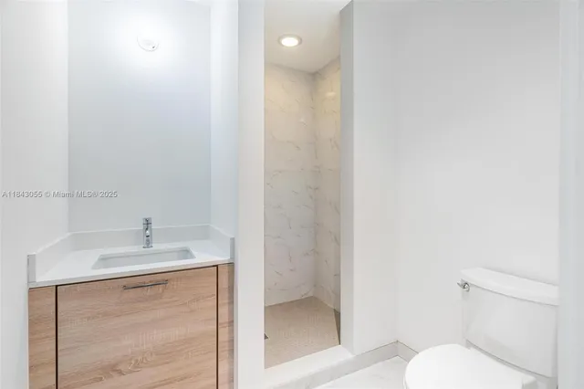 $9,897 | 16385 Biscayne Boulevard, Unit 4, North Miami Beach, FL 33160