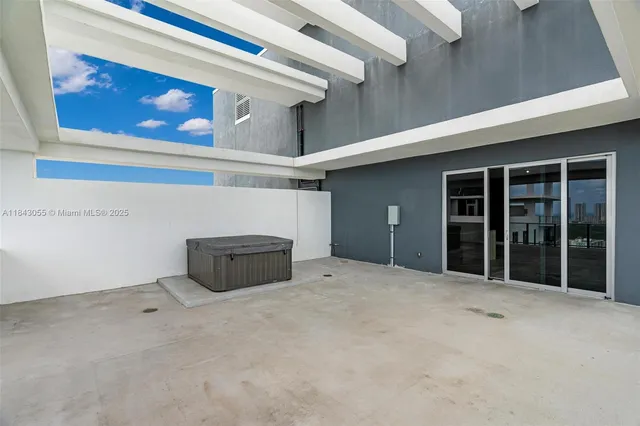 $9,897 | 16385 Biscayne Boulevard, Unit 4, North Miami Beach, FL 33160