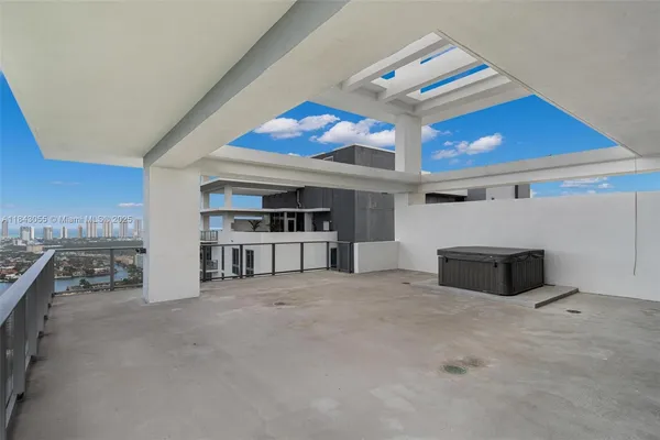 $9,900 | 16385 Biscayne Boulevard, Unit 4, North Miami Beach, FL 33160