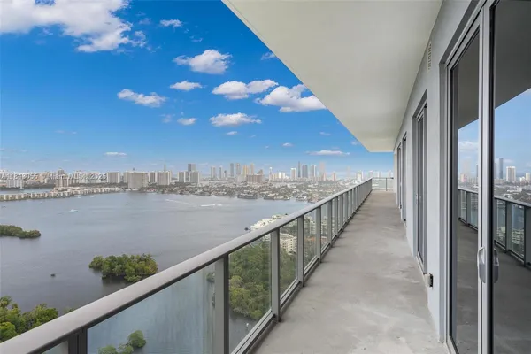 $9,900 | 16385 Biscayne Boulevard, Unit 4, North Miami Beach, FL 33160