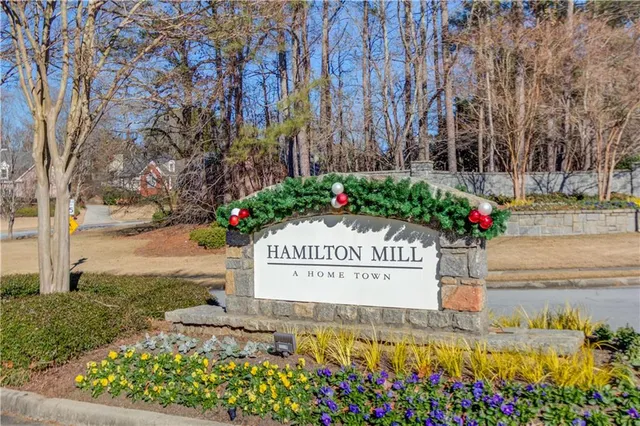 an outdoor space with lots of green space and plants