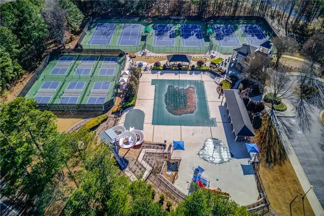 a view of a backyard