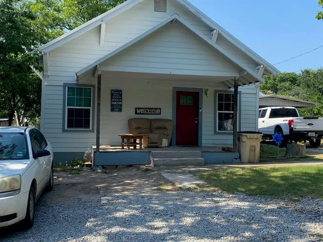 a view of a house with backyard