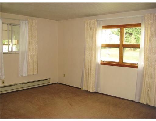3852 Mt Pleasant Road Mount Pleasant, PA 15666 - Photo 3 of 11 Living Room.