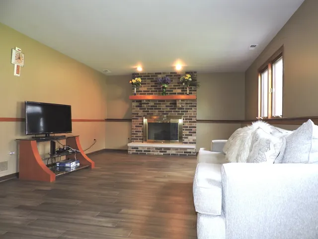 $359,900 | 6931 Coachwood Trail, Tinley Park, IL 60477