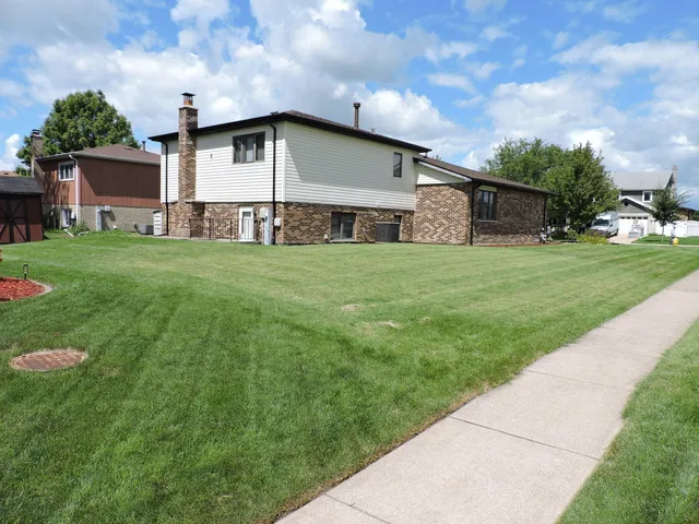 $359,900 | 6931 Coachwood Trail, Tinley Park, IL 60477