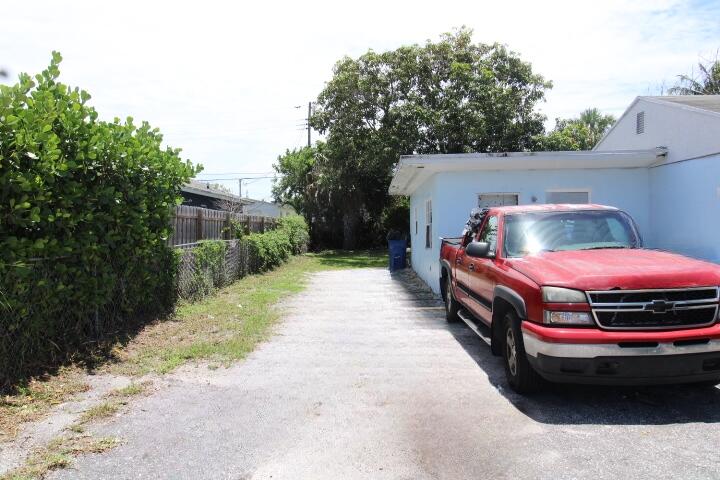 1417 West 32nd Street Riviera Beach, FL 33404 - Photo 3 of 16 a front view of a house with a garden