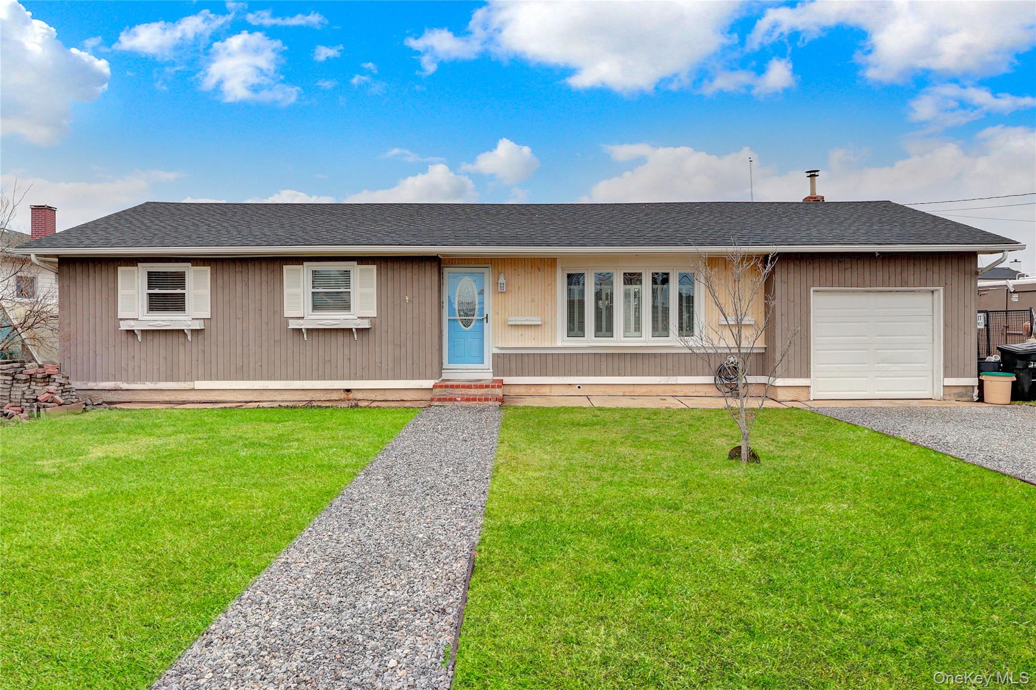 31 Roneck Court Shirley, NY 11967 - Photo 2 of 31