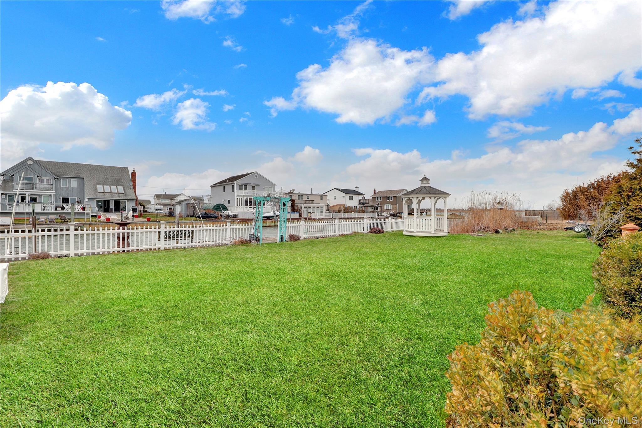 31 Roneck Court Shirley, NY 11967 - Photo 4 of 31