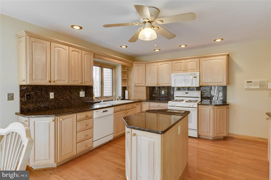 8 Ranch Boulevard Manahawkin, NJ 08050 - Photo 14 of 33 Gallery Image 14