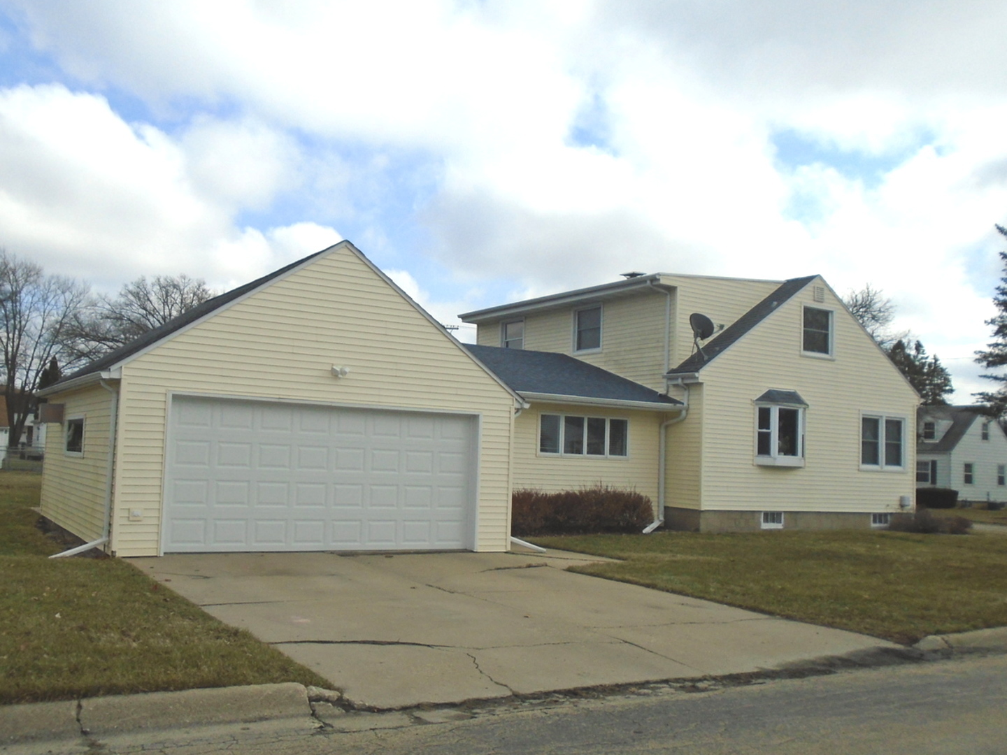 1221 7th Avenue Rochelle, IL 61068 - Photo 2 of 20 a view of outdoor space yard and garage