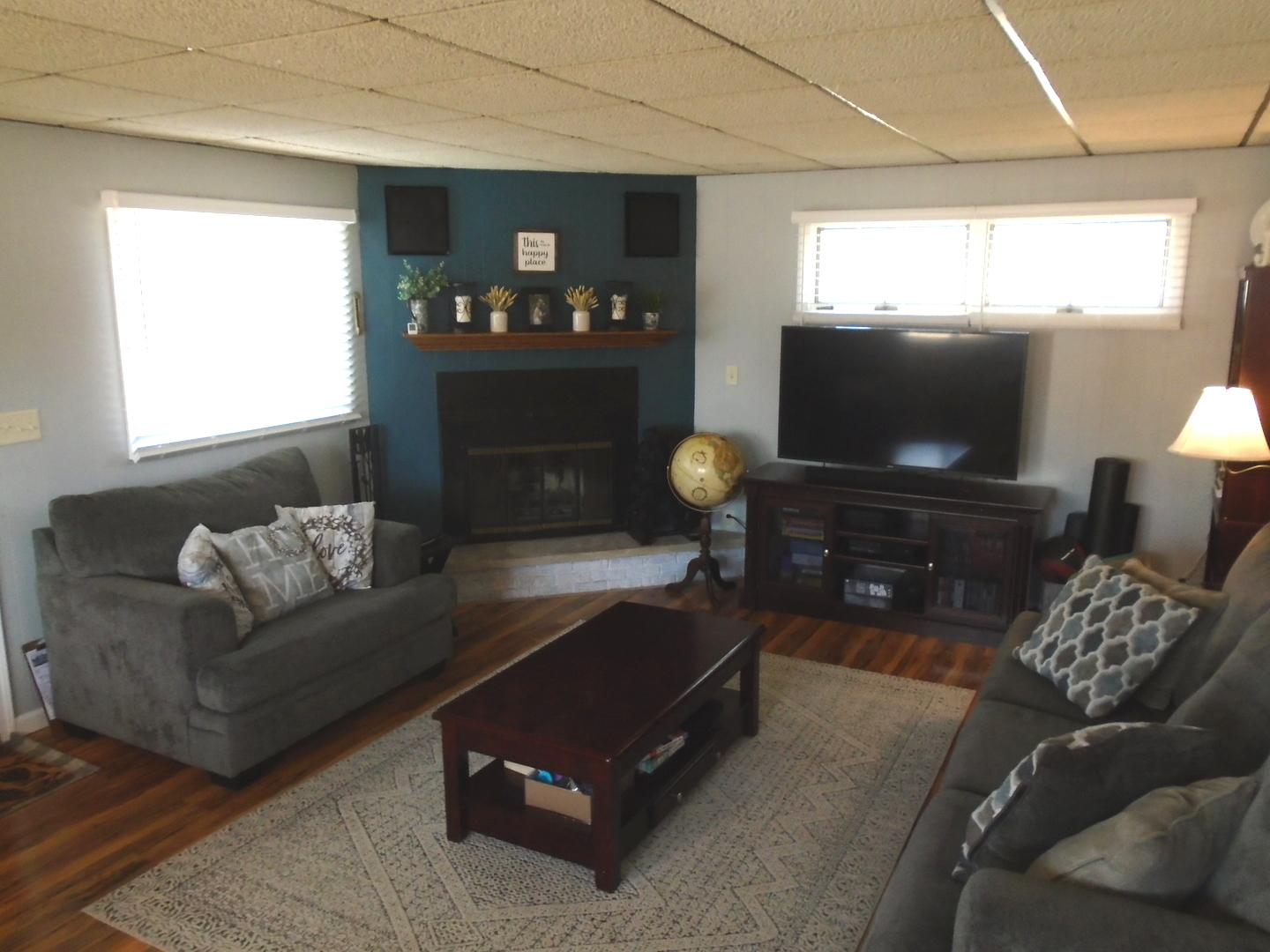1221 7th Avenue Rochelle, IL 61068 - Photo 4 of 20 a living room with furniture and a flat screen tv