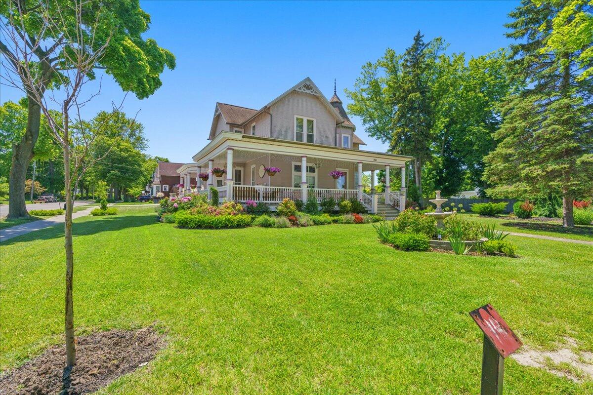 461 5th Street Manistee, MI 49660 - Photo 18 of 89 Huge side yard!
