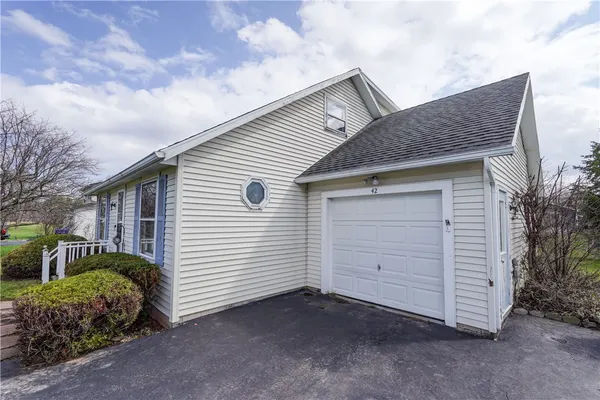 $139,000 | 42 Woodstock Lane, Clarkson, NY 14420