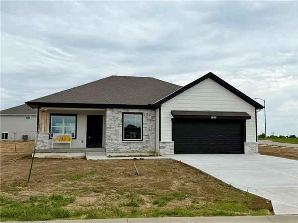 $389,950 | 1642 North 157th Terrace, Basehor, KS 66007