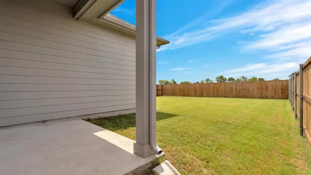 a view of a back yard