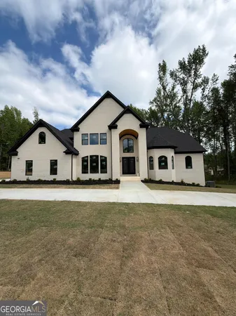 a view of a house with backyard and garden